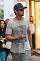 gerard butler gives money to homeless man in rome 02