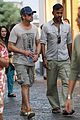 gerard butler gives money to homeless man in rome 06