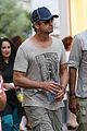 gerard butler gives money to homeless man in rome 07