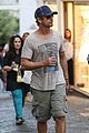 gerard butler gives money to homeless man in rome 08