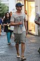 gerard butler gives money to homeless man in rome 09