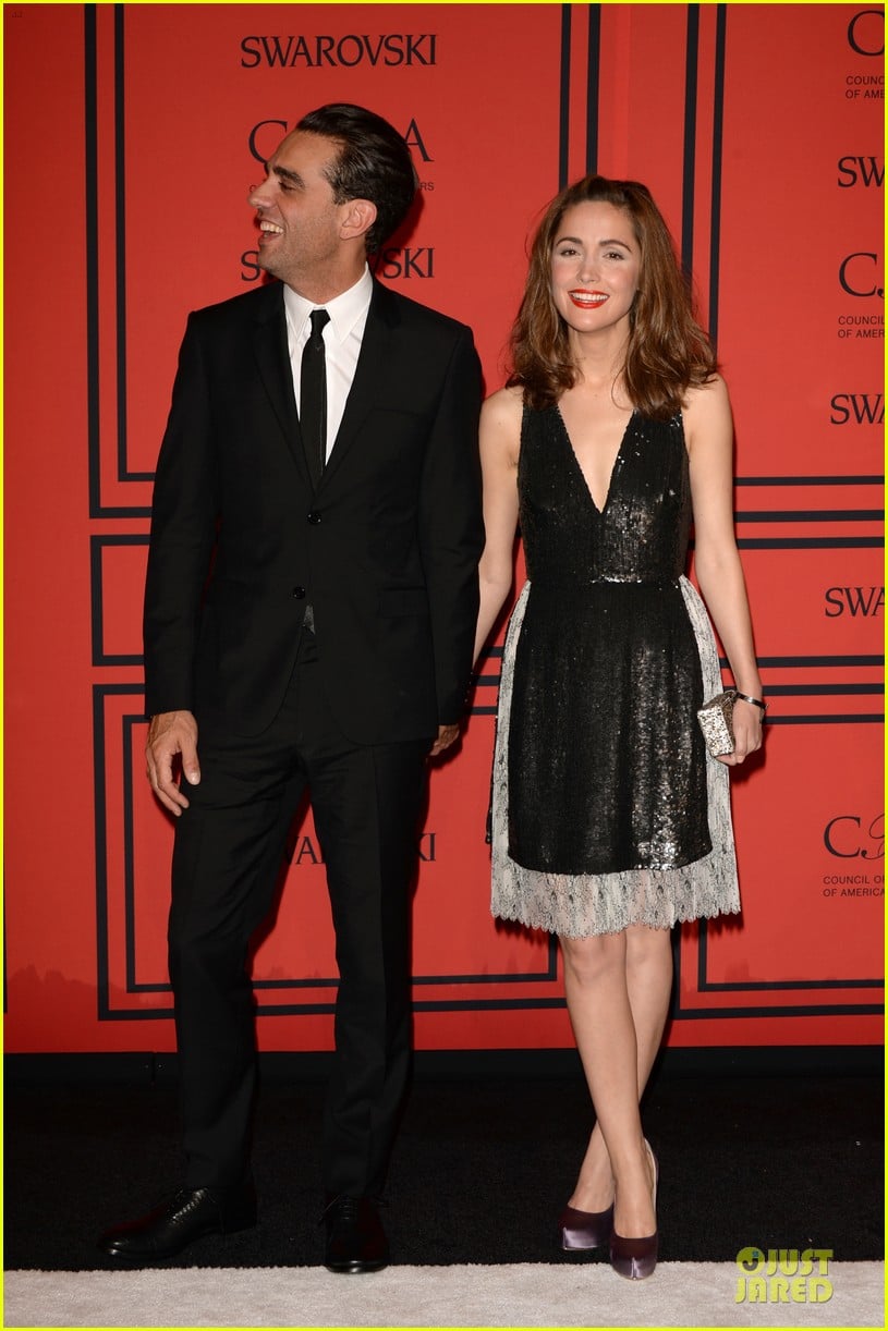 rose byrne bobby cannavale hold hands at the cfda fashion awards 2013 13