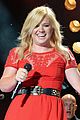 kelly clarkson tie it up at cma fest video 04