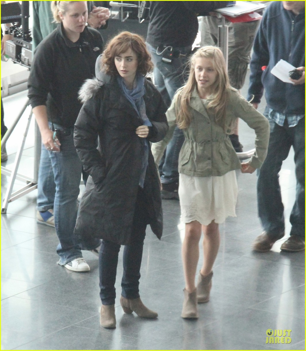 lily collins love rosie airport scene with jaime winstone 082899023