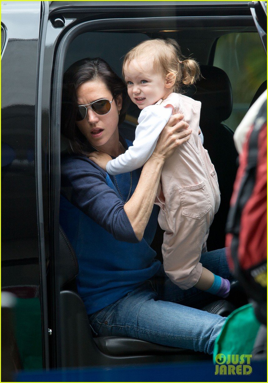 jennifer connelly paul bettany lax arrivial with the kids 03