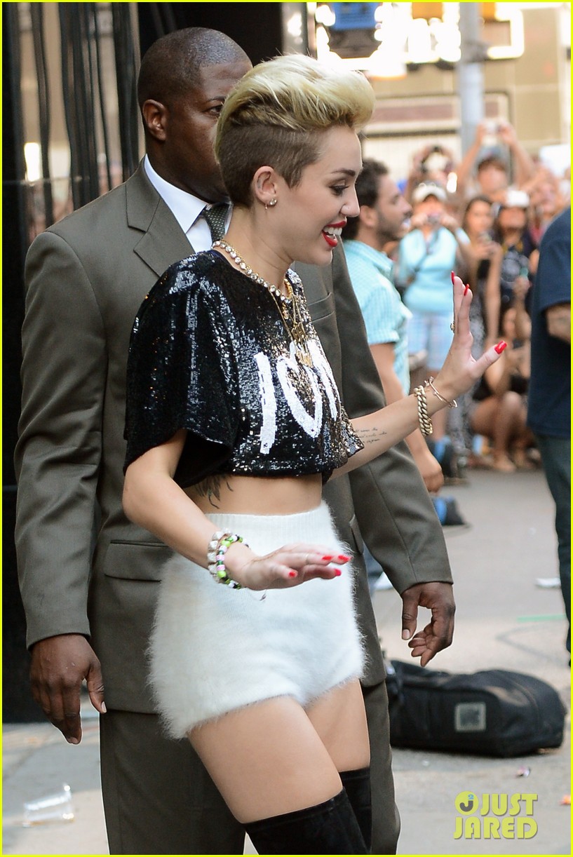 miley cyrus performs we cant stop on gma gives message to haters 062898789