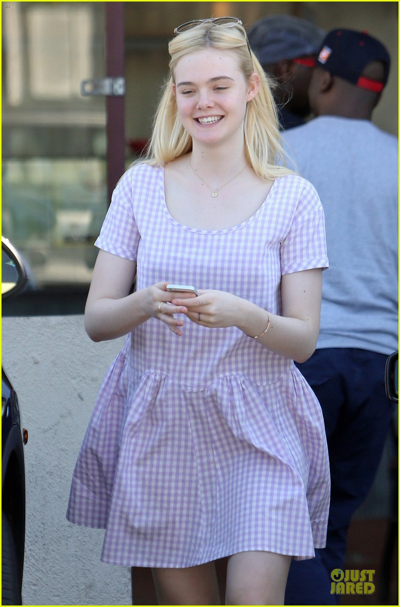 dakota fanning approves hair elle eats lunch with mom heather 042899159