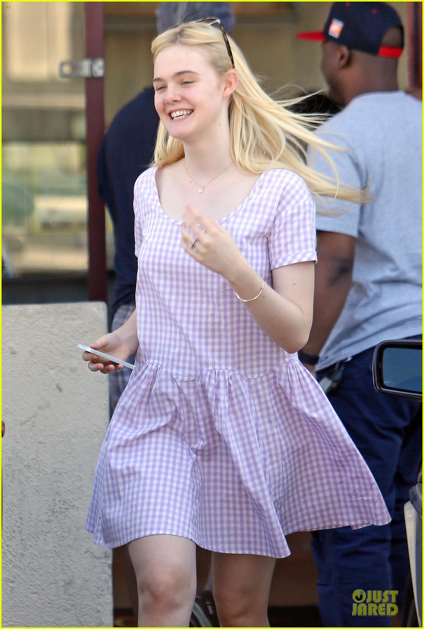 dakota fanning approves hair elle eats lunch with mom heather 11
