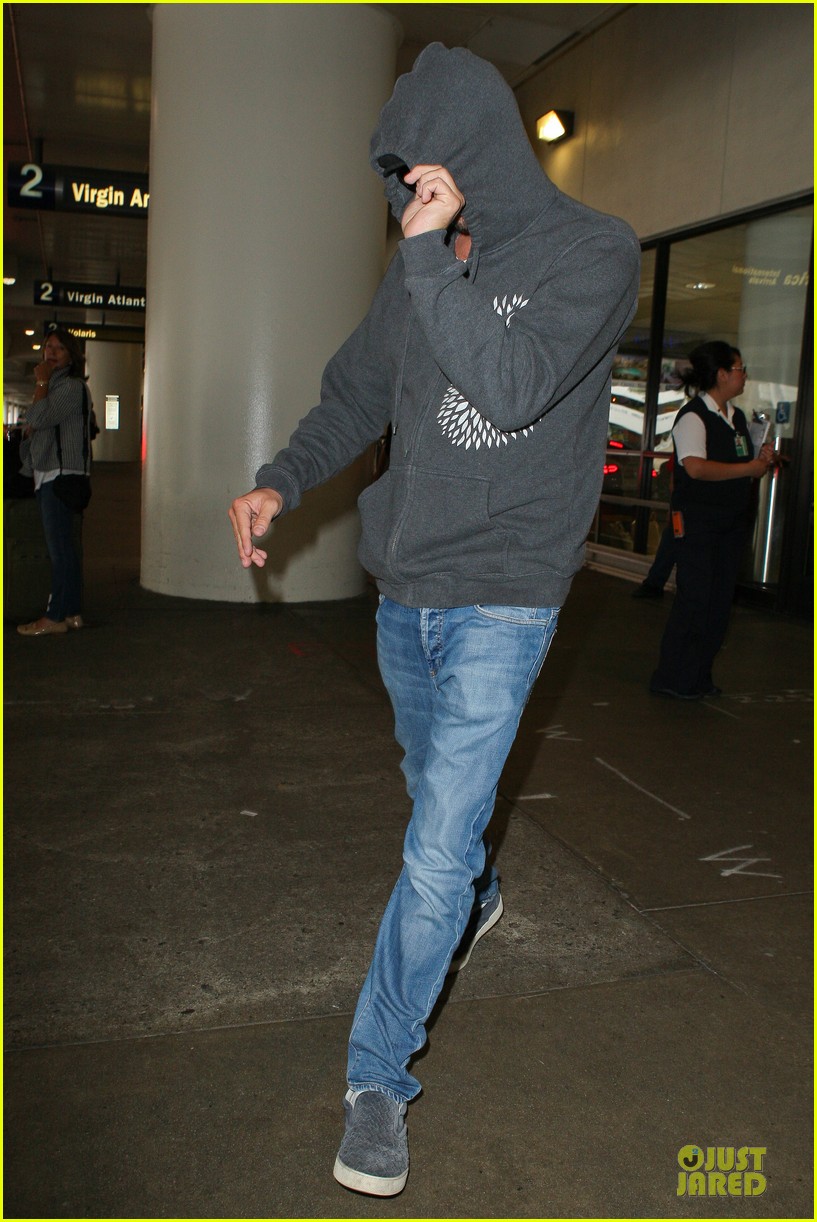 leonardo dicaprio lax landing after french open 03