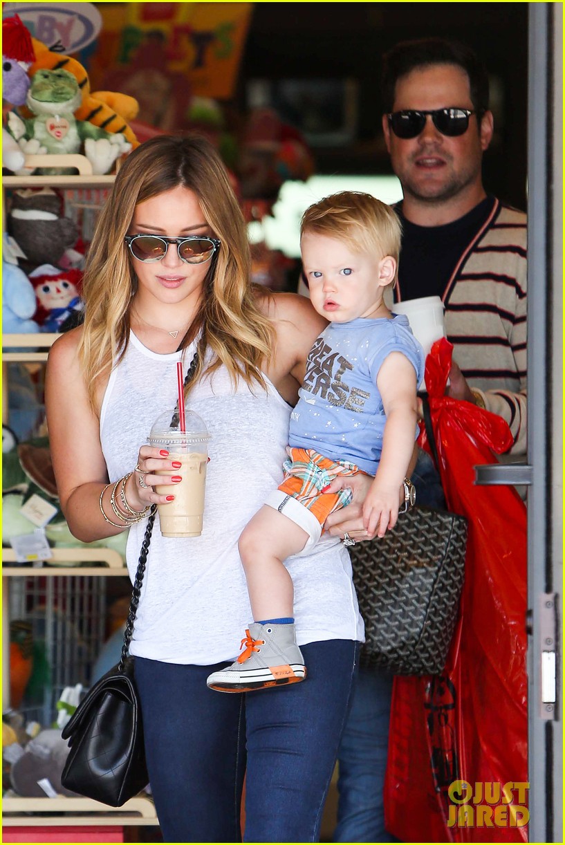 hilary duff fathers day weekend mike comrie baby luca 012892668