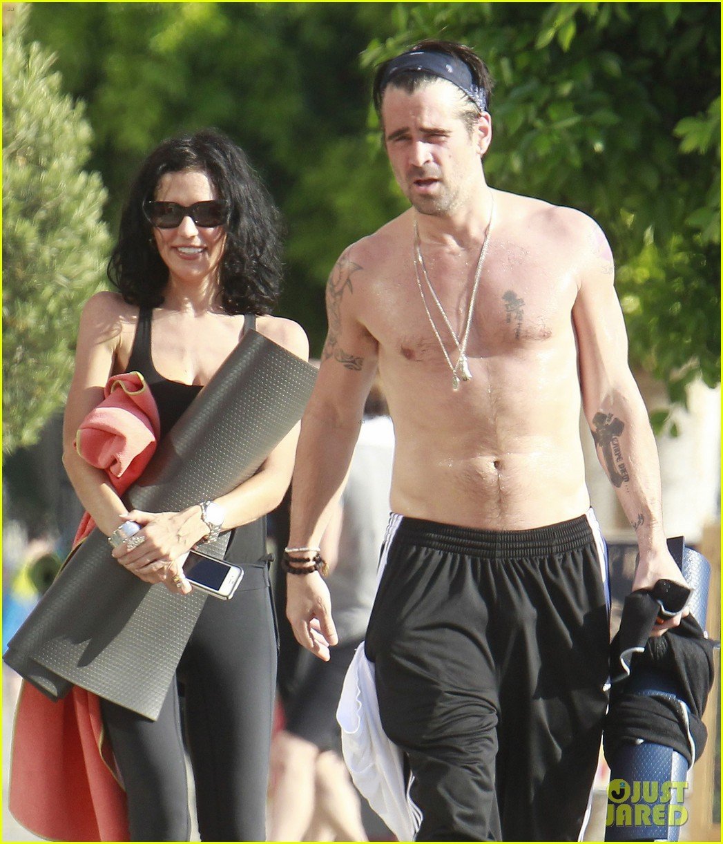 colin farrell shirtless yoga with sister claudine 032884131