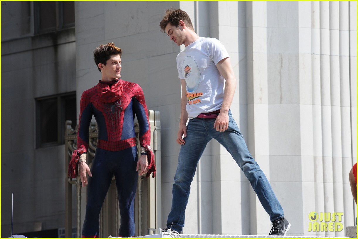 andrew garfield plays with kids on amazing spider man 2 set 012896604