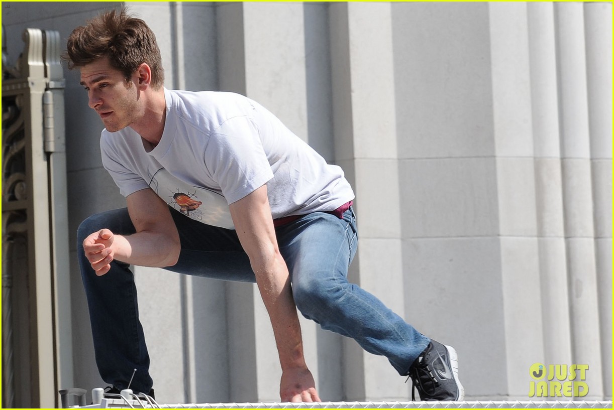 andrew garfield plays with kids on amazing spider man 2 set 122896615