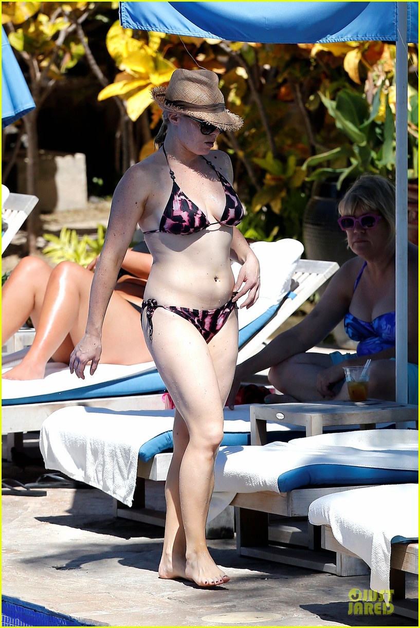 megan hilty cuddling with shirtless brian gallagher in hawaii 182881759