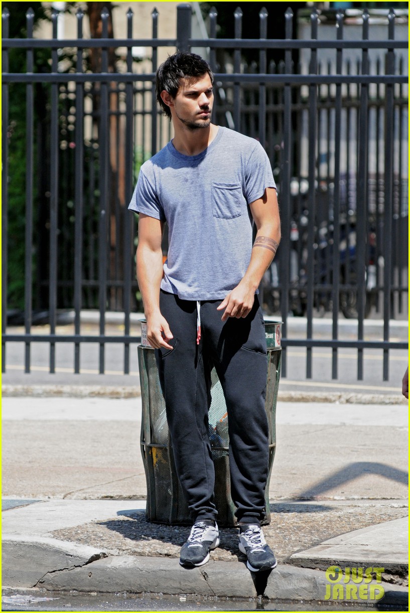 taylor lautner sweats it out for tracers in queens 052894464