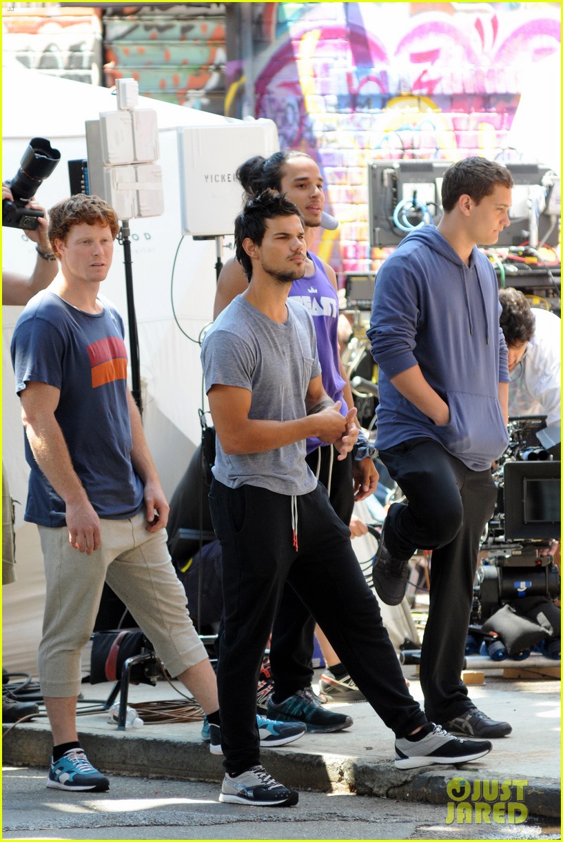 taylor lautner sweats it out for tracers in queens 072894466