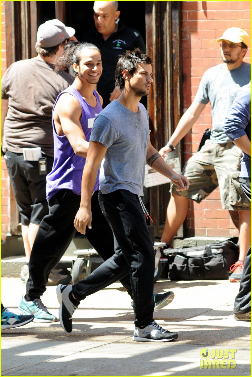 taylor lautner sweats it out for tracers in queens 092894468