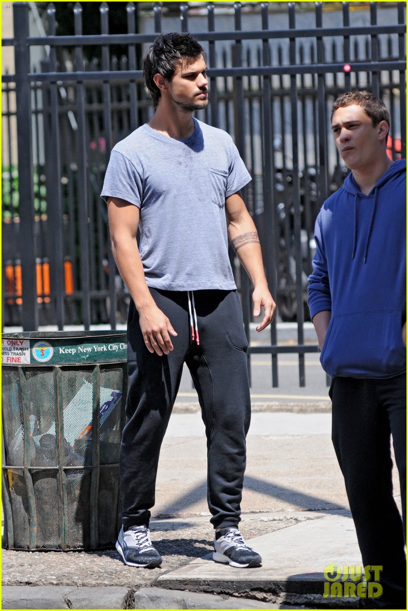 taylor lautner sweats it out for tracers in queens 10