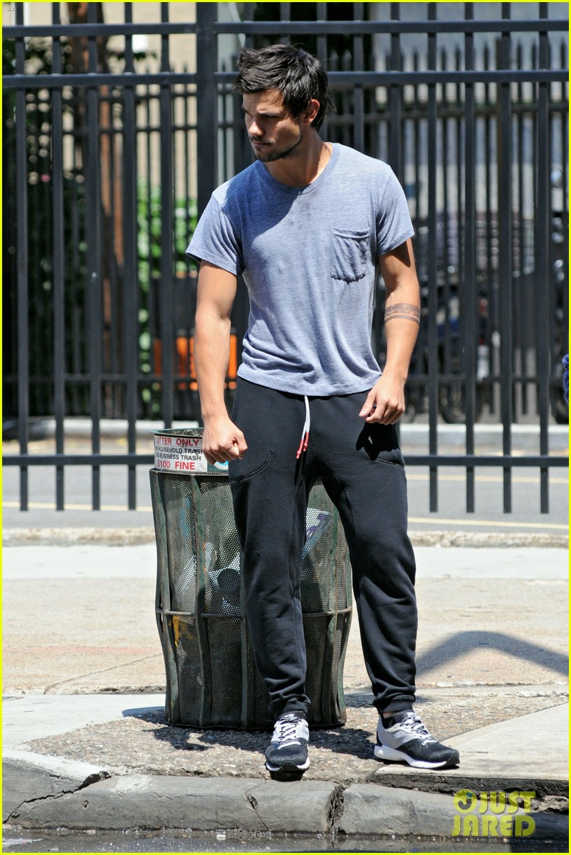 taylor lautner sweats it out for tracers in queens 112894470