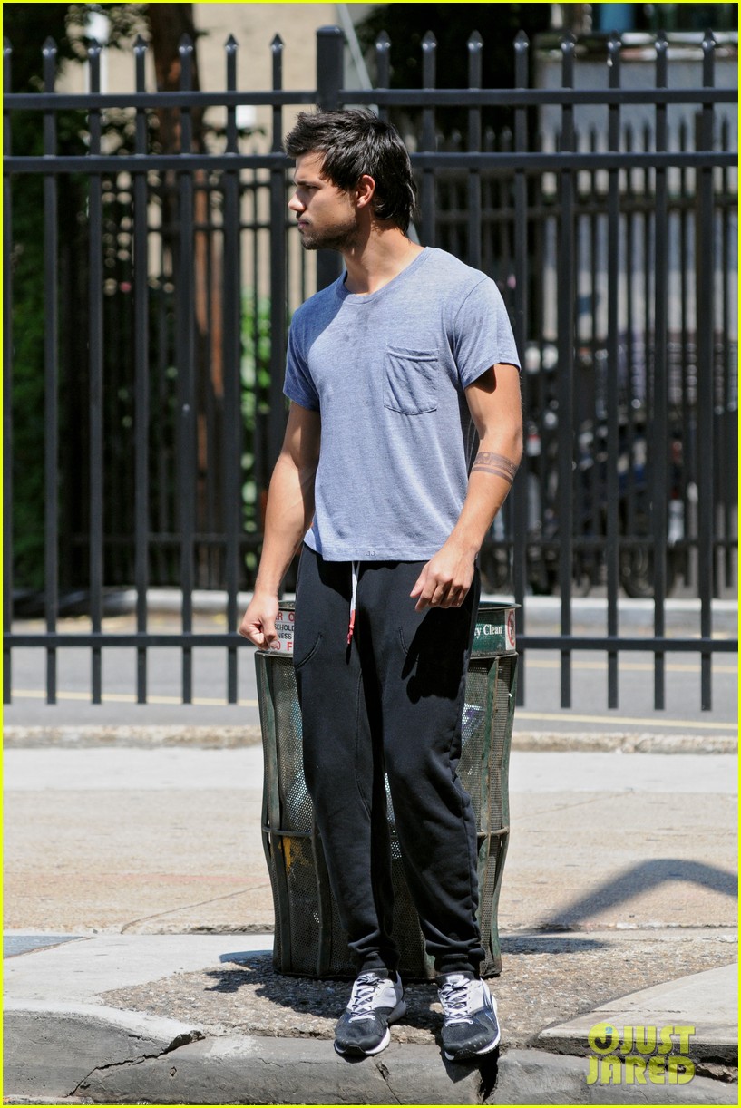 taylor lautner sweats it out for tracers in queens 12