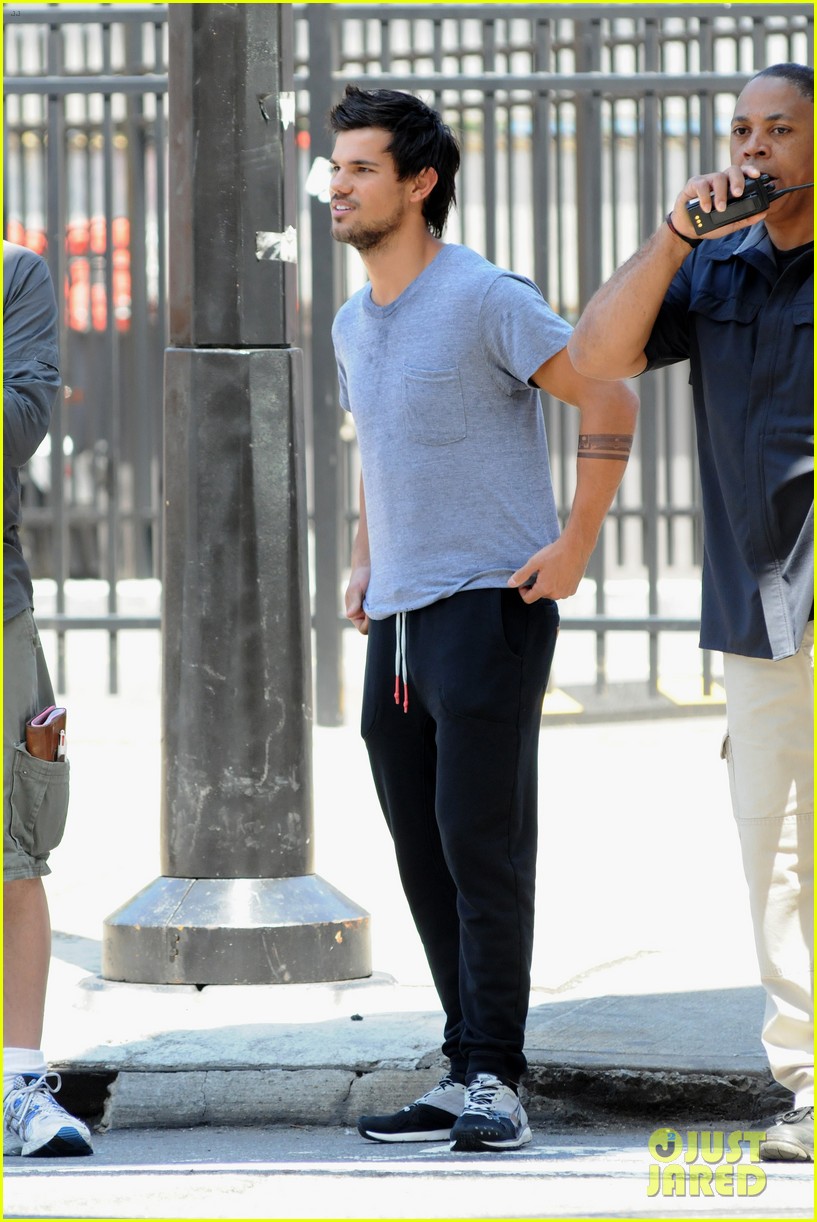 taylor lautner sweats it out for tracers in queens 182894477