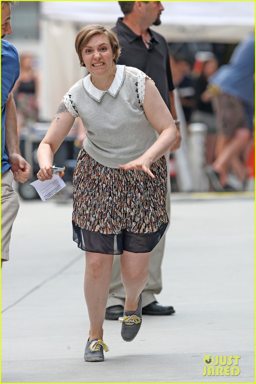 lena dunham charges cameras with judd apatow 022899576