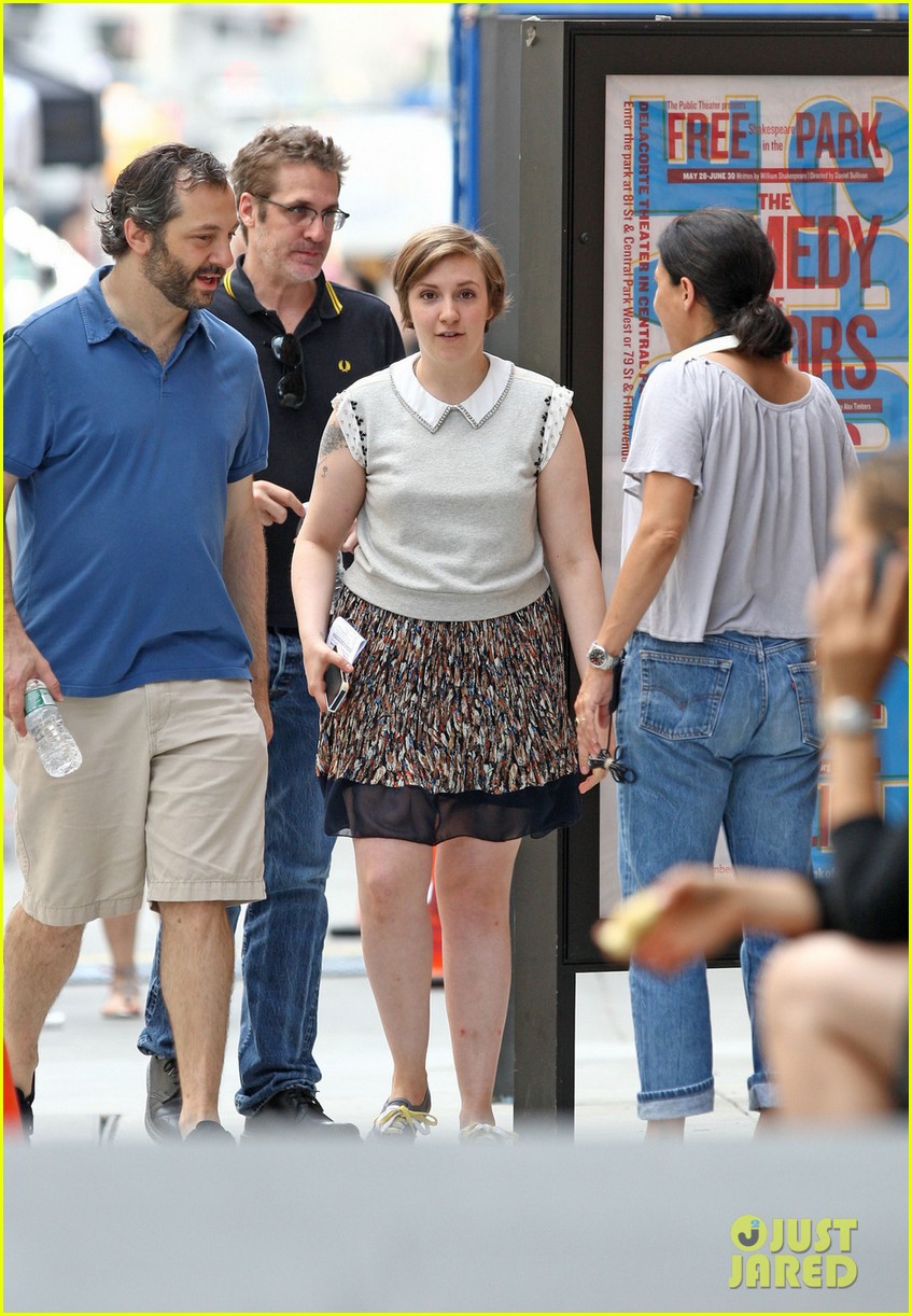 lena dunham charges cameras with judd apatow 052899579