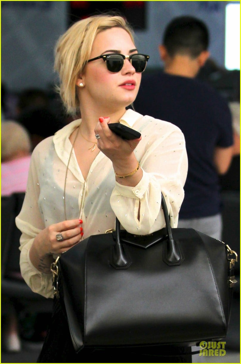 demi lovato sheer lax arrival after fathers death 03