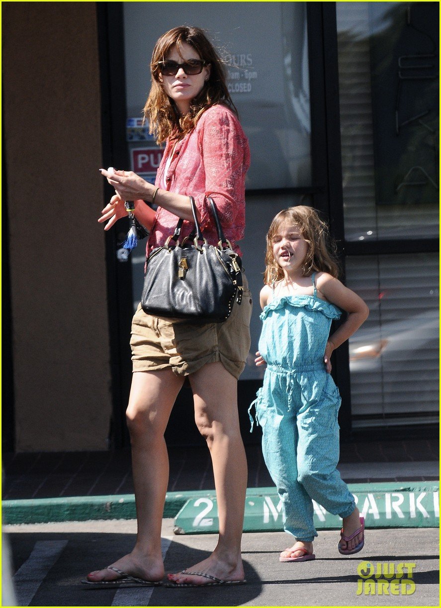 michelle monaghan visits the nail salon with willow 09