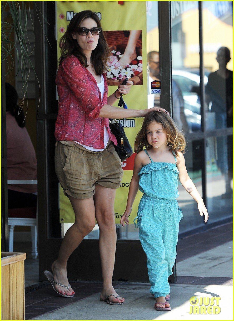 michelle monaghan visits the nail salon with willow 15