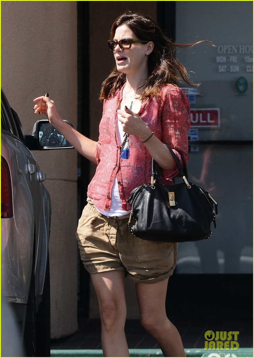 michelle monaghan visits the nail salon with willow 18