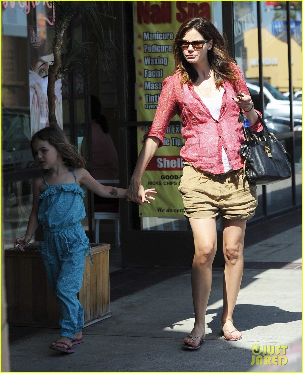 michelle monaghan visits the nail salon with willow 27