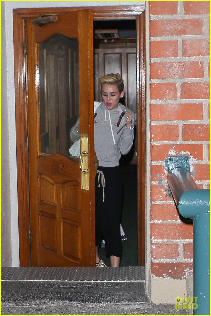 miley cyrus late night doctors appointment 01