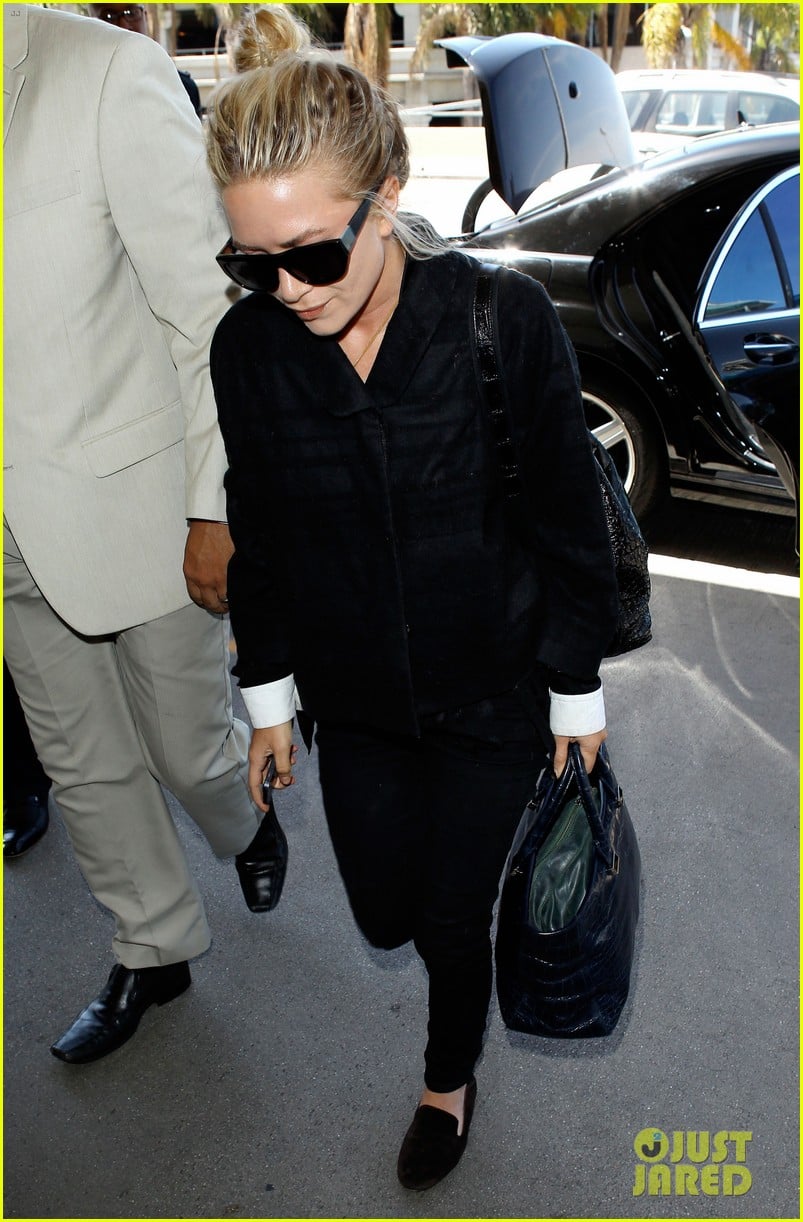 mary kate ashley olsen separate lax departures 01