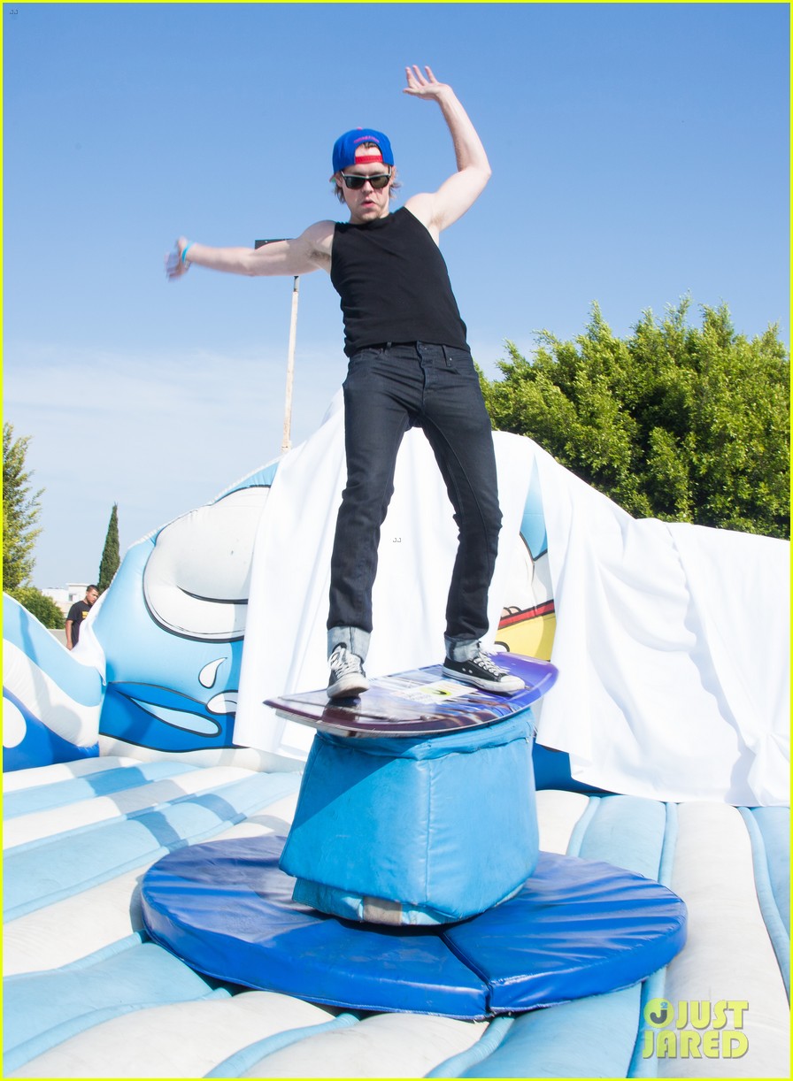 chord overstreet surfs up at just jared summer kick off party with colton haynes 022883288