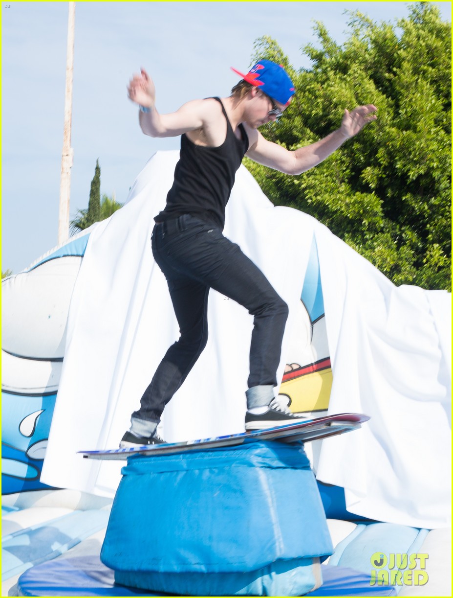 chord overstreet surfs up at just jared summer kick off party with colton haynes 212883307