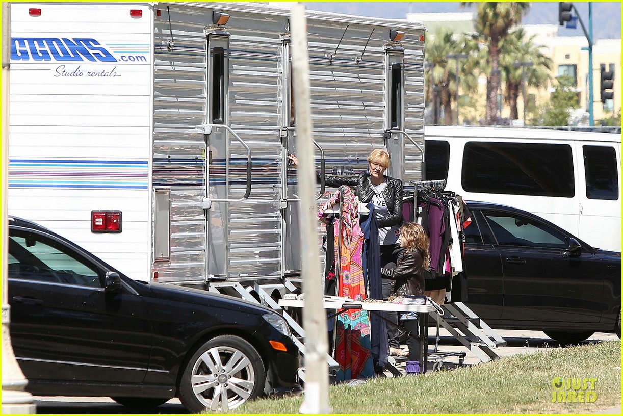 katy perry parks recreation set with amy poehler laura dern 302884527