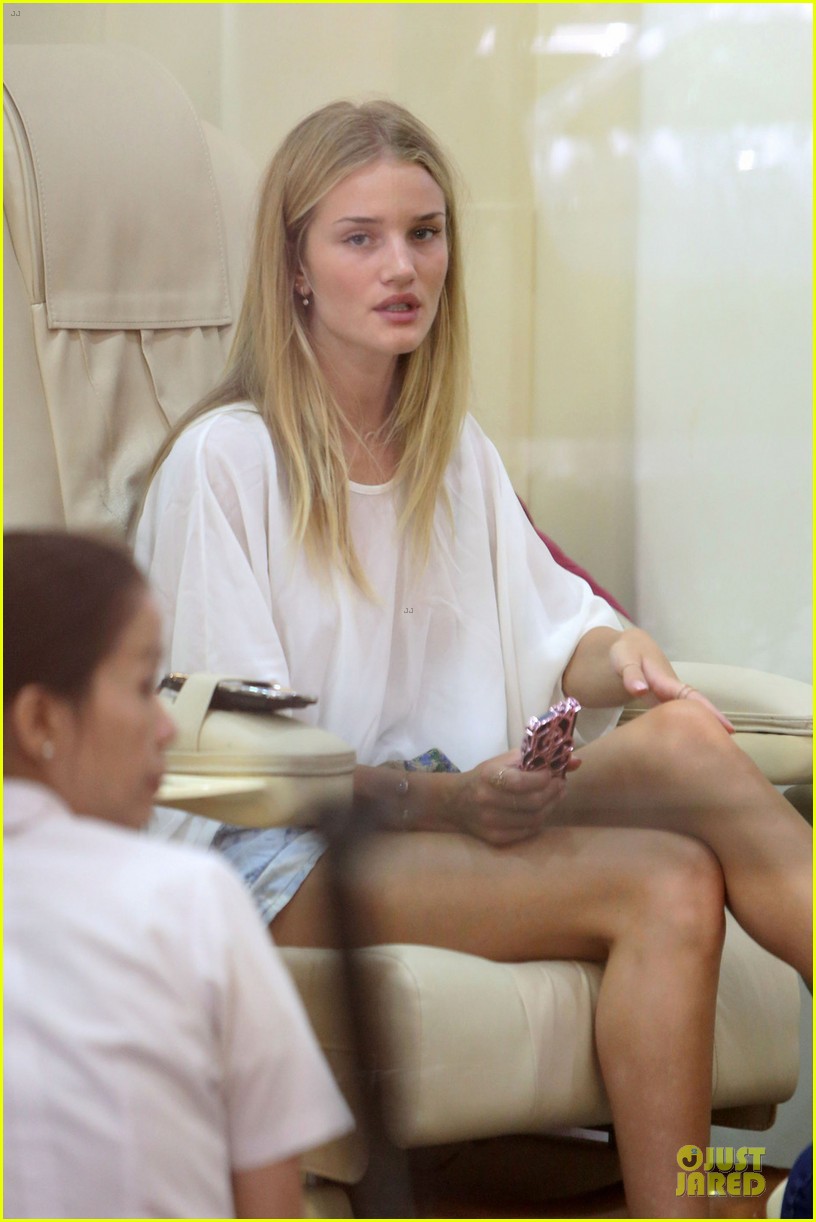 rosie huntington whiteley backstage with one direction 02