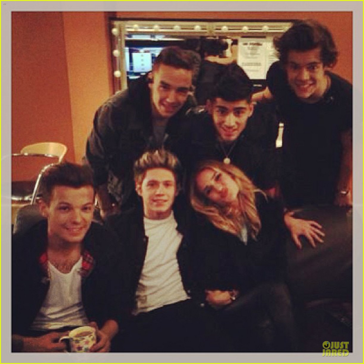 rosie huntington whiteley backstage with one direction 042900659