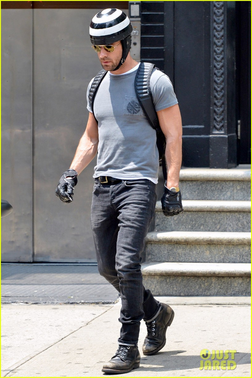 justin theroux ducati dude in new york 032897732
