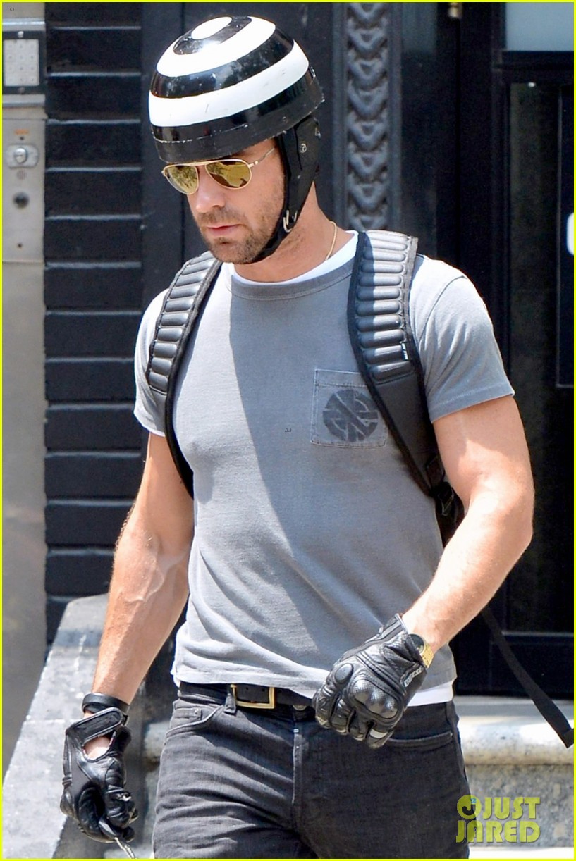 justin theroux ducati dude in new york 042897733