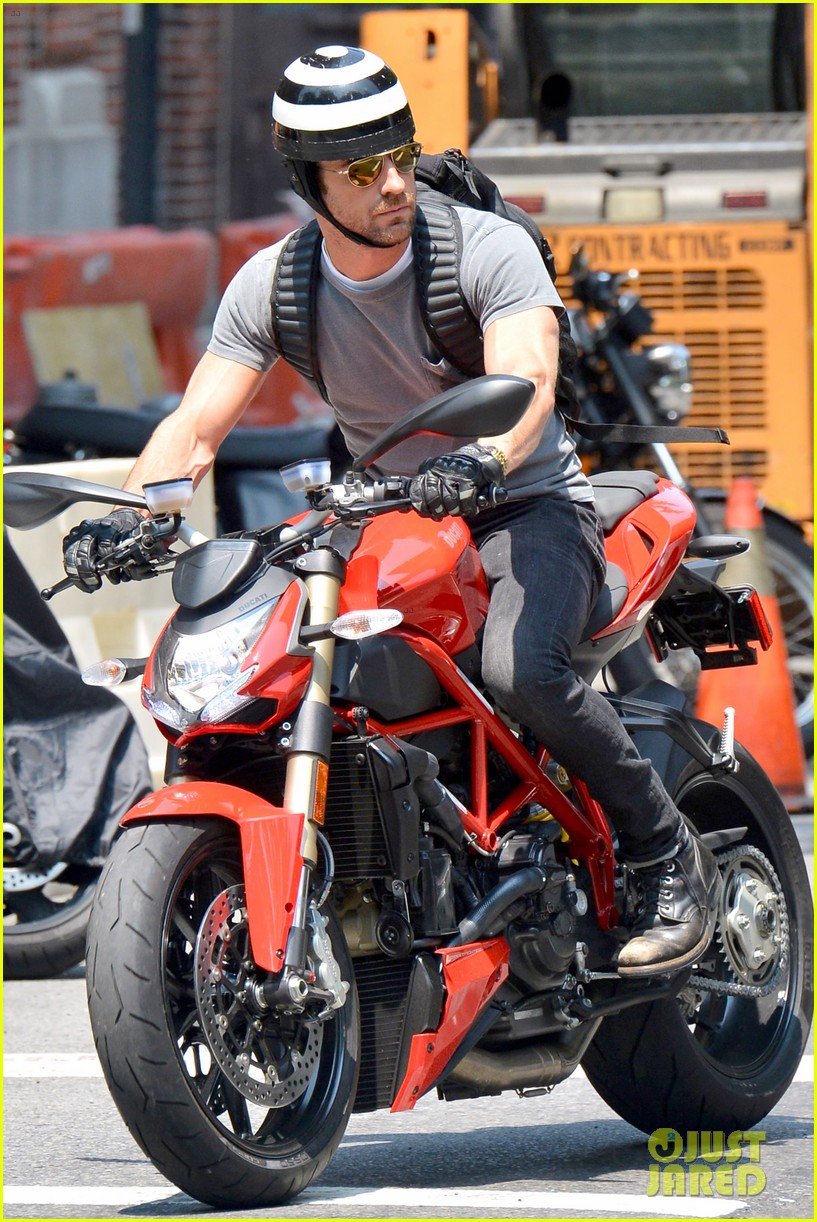justin theroux ducati dude in new york 13