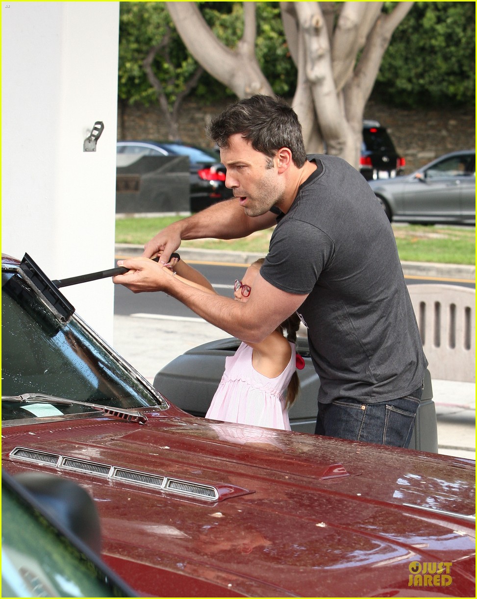 ben affleck violet work as one to clean car windshields 07