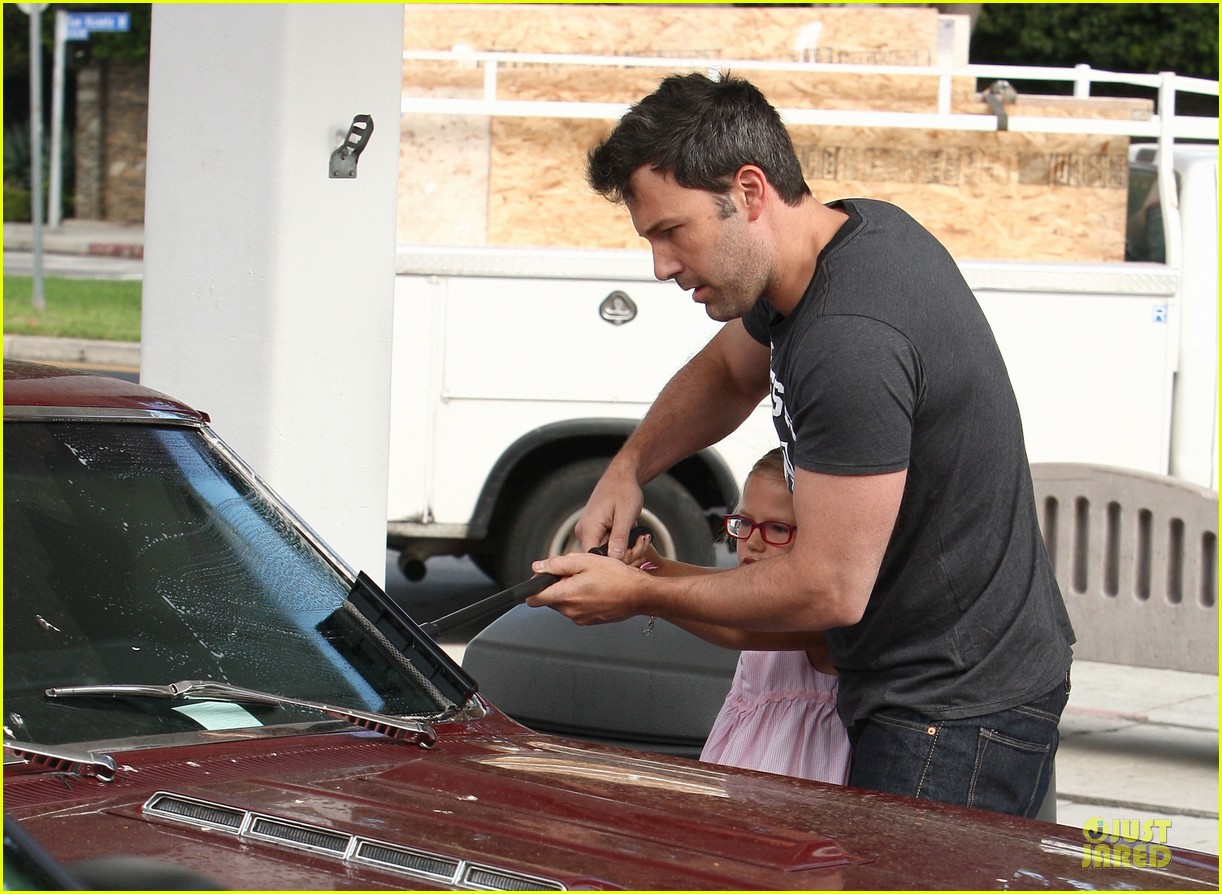 ben affleck violet work as one to clean car windshields 082915641