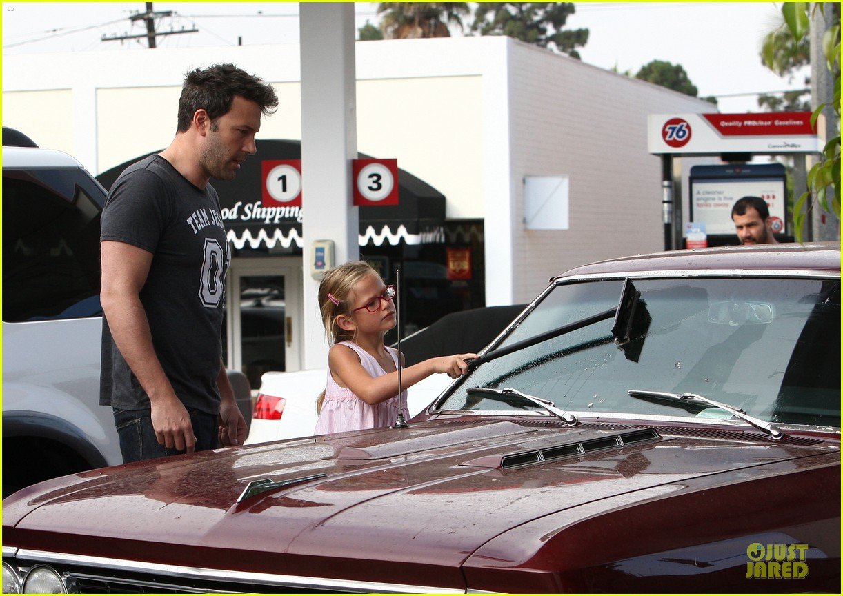 ben affleck violet work as one to clean car windshields 132915646