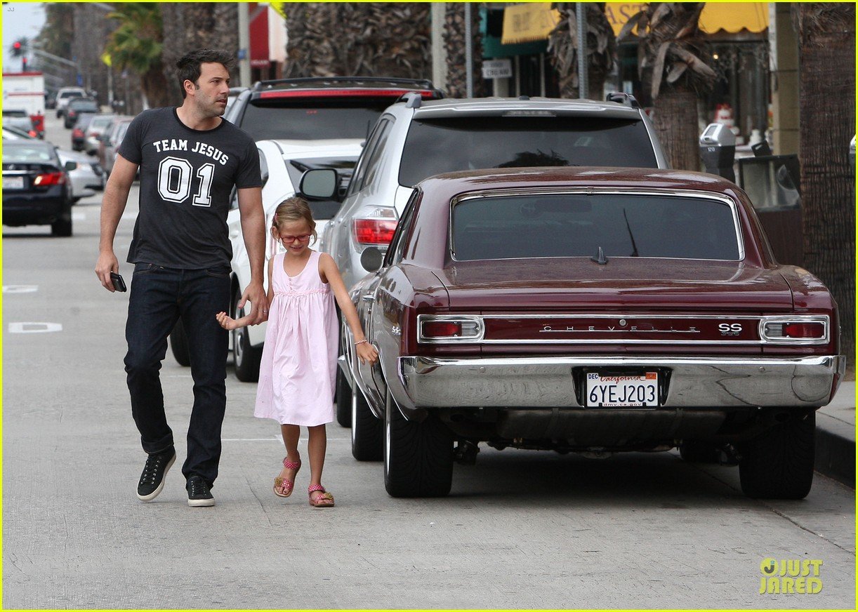ben affleck violet work as one to clean car windshields 19