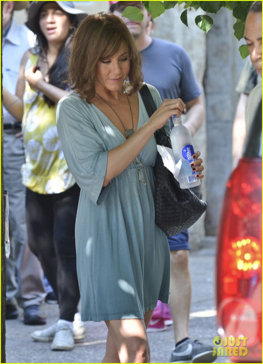 jennifer aniston short brown wig for squirrels to the nut 06
