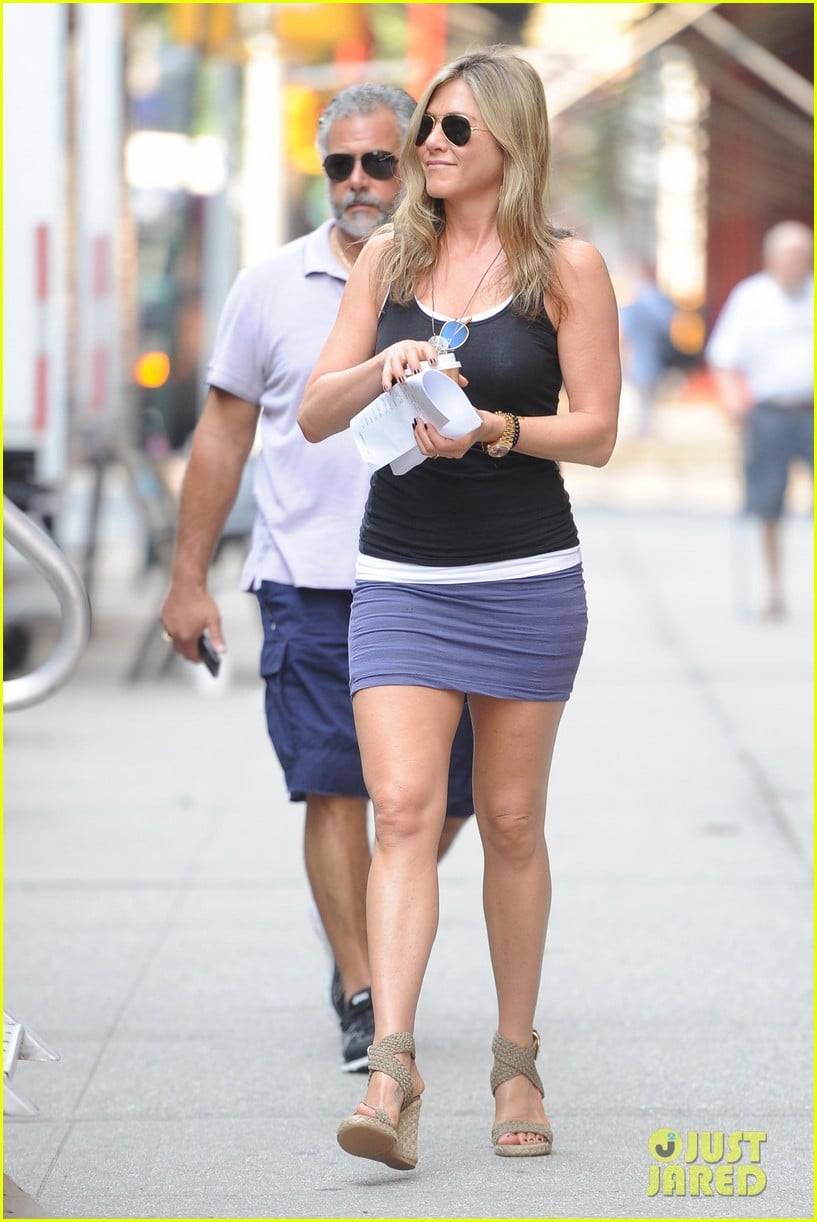 jennifer aniston gets into wig costume for squirrels 072912382
