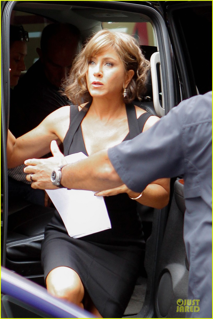 jennifer aniston squirrels to the nuts set with owen wilson 022914699