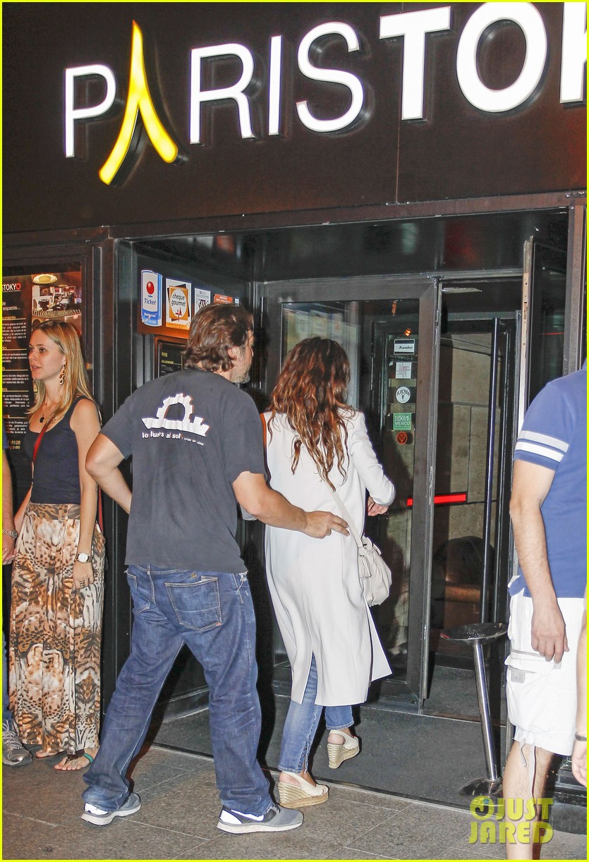 pregnant penelope cruz javier bardem dine out with family 092913899